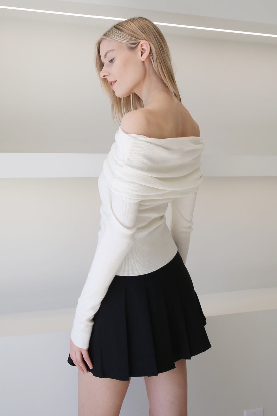 Off Shoulder Thin Knit With Front Fold White