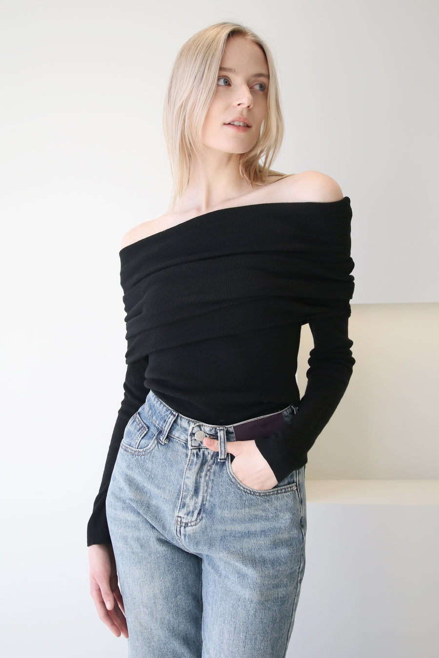 Off Shoulder Thin Knit With Front Fold Black